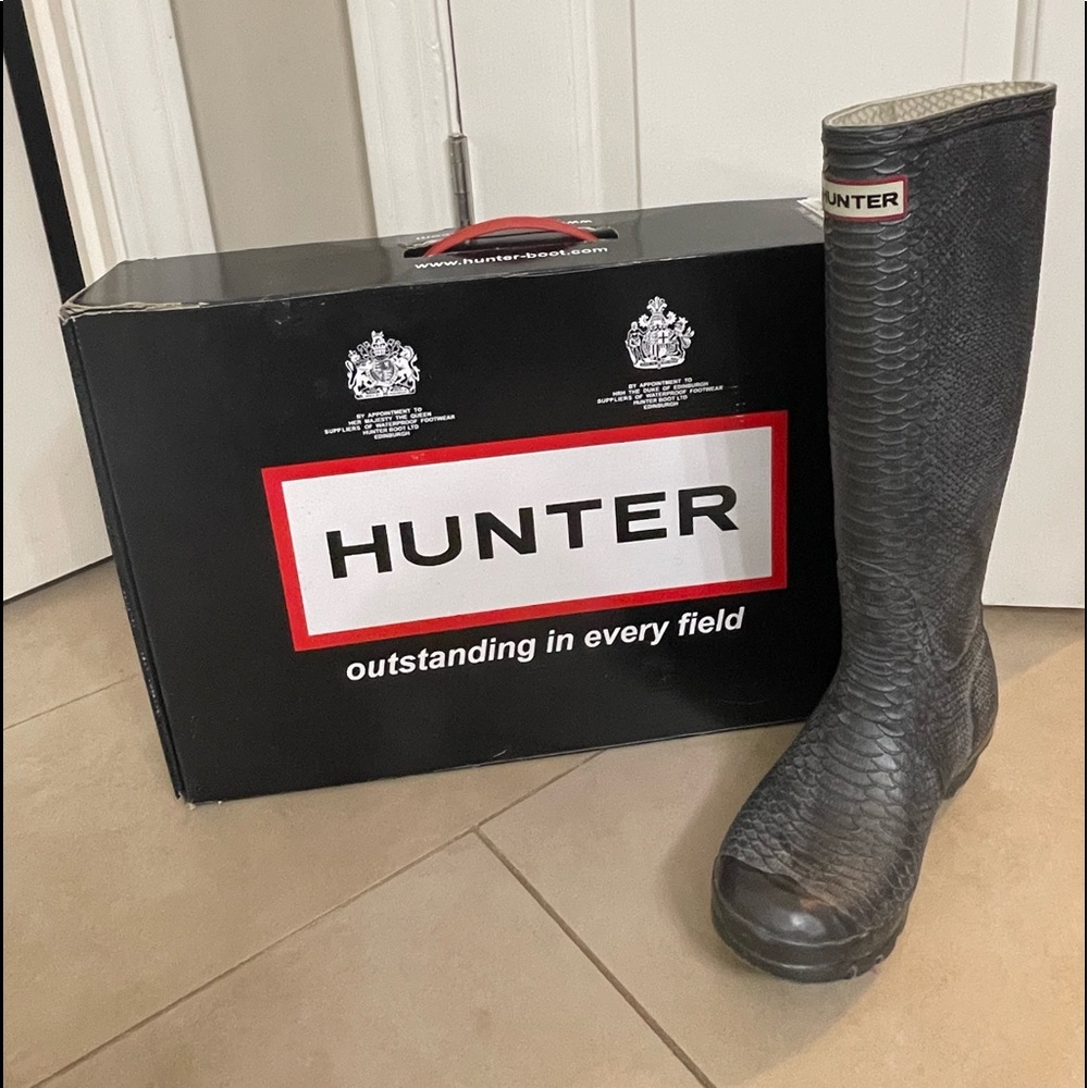 HUNTER TALL GRAY RAIN BOOTS SIZE 7.5